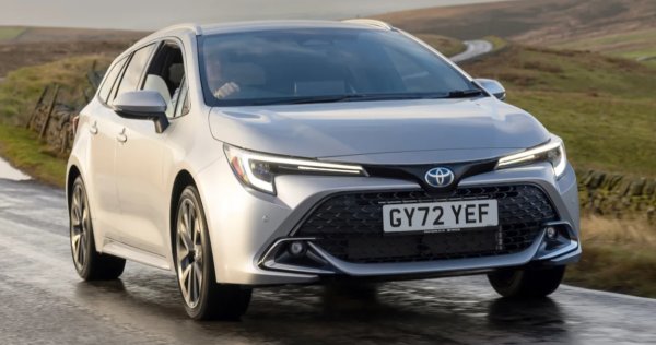 Подобрен външен вид, подобрена информационно-развлекателна система, по-голяма батерия и повишена изходна мощност са значителни промени в новата актуализация и създават отличен цялостен продукт.

Както 1,8-литровият, така и 2,0-литровият хибрид могат да постигнат разход под 3,9 литра на 100 км. И двата предлагат прилична производителност със съответно 138 и 193 к.с. Toyota също е добра за шофиране, по-забавна от комбито на VW Golf. 

Една от най-големите слабости на Corolla беше нейната информационно-развлекателна система. Toyota се справи с това, като инсталира модернизирана система с по-голям 10,25-инчов екран като част от фейслифта.  

Touring Sports е един от по-малките комби автомобили в този списък, но все пак предлага достатъчно място за двама възрастни отпред и достатъчно място за всички, освен за високи хора отзад. Размерът на багажника варира в зависимост от избрания от вас размер на двигателя - 596 литра за 1.8 или 581 литра за 2.0. Товарната зона е добре оформена.
